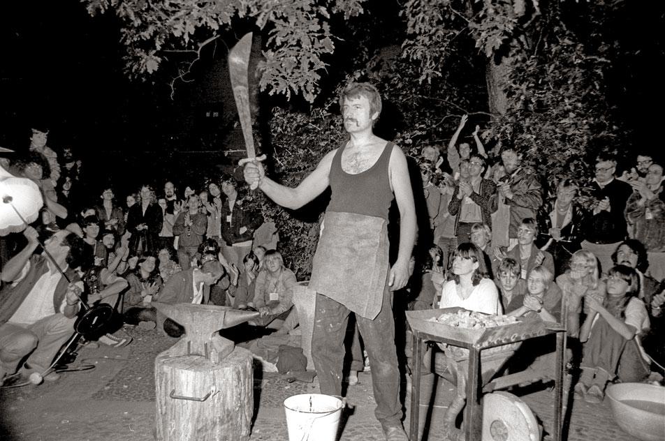 Bibelspruch erprobt: Der Wittenberger Friedenskreis hatte am 24. September 1983 beim Kirchentag zu einem Abend der Begegnung auf den Lutherhof eingeladen. Rund 2000 vorwiegend junge Leute hatten sich schon Stunden vorher auf dem ehemaligen Klostergelände eingefunden, um nach Einbruch der Dunkelheit zu verfolgen, wie Kunstschmied Stefan Nau von der PGH Stahlbau ein Schwert zu einer Pflugschar umschmiedete. © epd-bild/Bernd Bohm