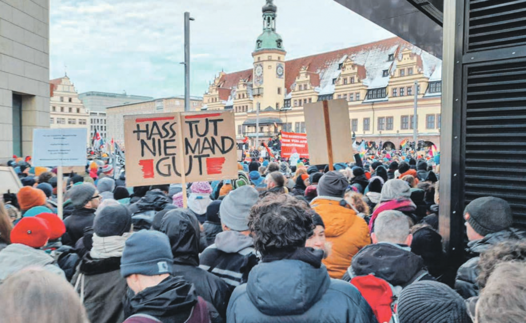 Dichtes Gedränge herrschte am Sonntagnachmittag in der Leipziger Innenstadt bei der Demonstration »Zusammen gegen Rechts«. Nach Veranstalterangaben versammelten sich bis zu 70 000 Menschen. Nach der Kundgebung auf dem Marktplatz zog die Demonstration um den Ring. © Stefan Seidel