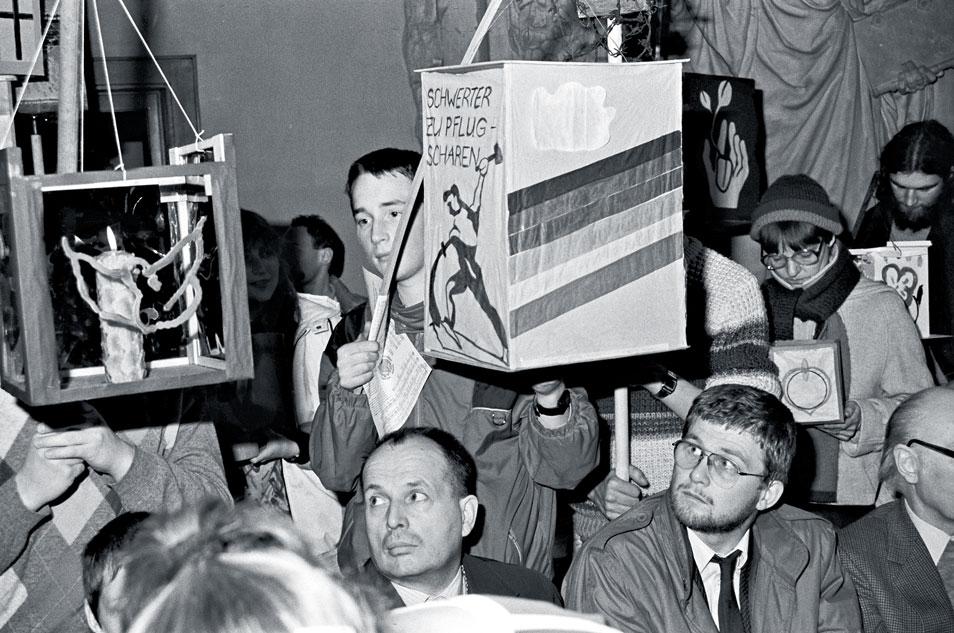 Ringen um Frieden, Gerechtigkeit und Bewahrung der Schöpfung: Ökumenischer Gedenkgottesdienst in der Dresdner Kreuzkirche am 13. Februar 1988, mit über 6000 Teilnehmern. © epd-bild/B. Bohm