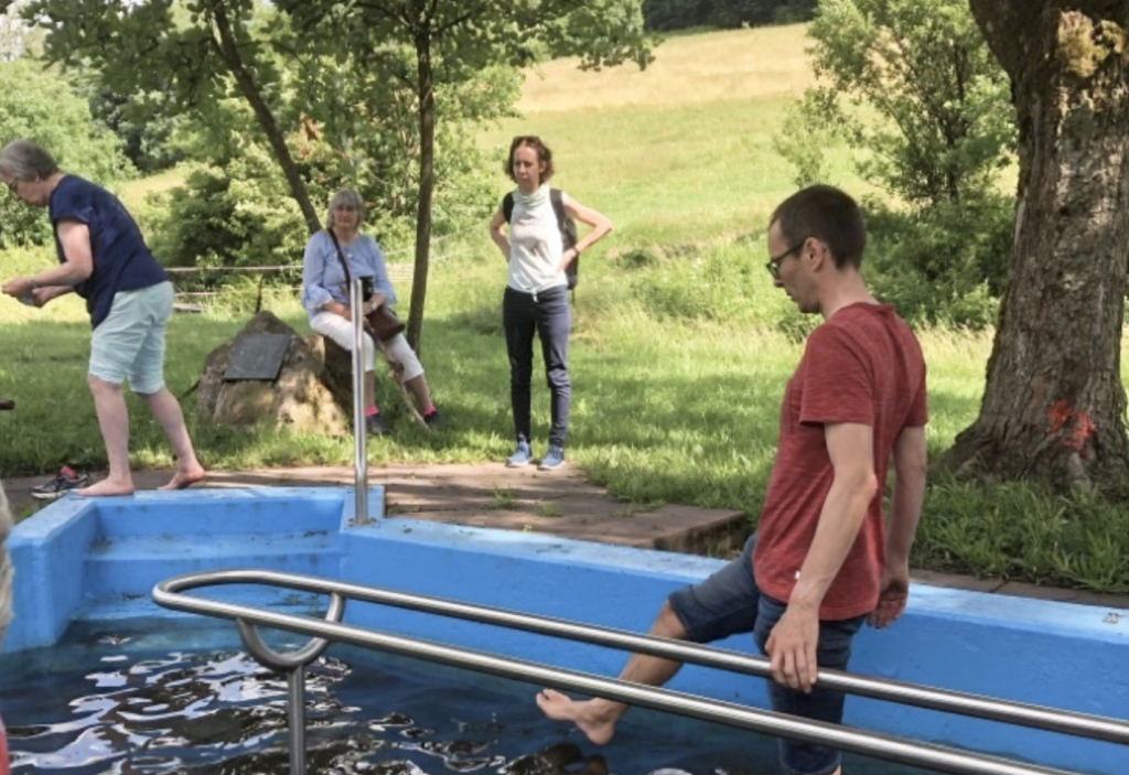 Georg Magirius in einem Kneipp-Becken mitten im Spessart. © Georg Magirius