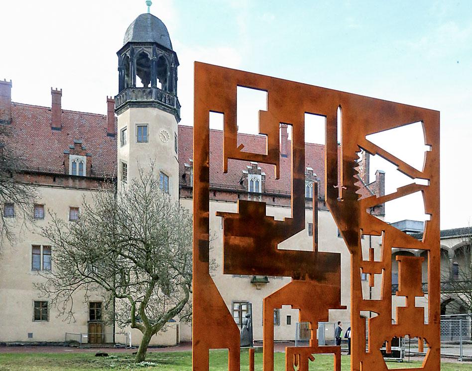 Im Wittenberger Lutherhof erinnert seit 2017 ein Denkmal an die Friedensaktion vom Kirchentag 1983. © epd-bild/Steffen Schellhorn