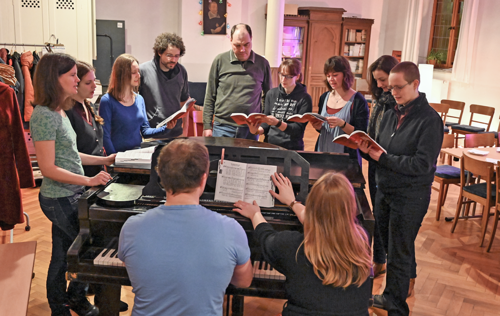 Gemeinsames Singen gehört bei den Treffen dazu. © Steffen Giersch