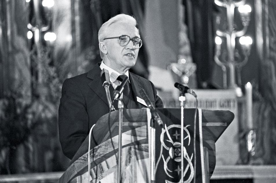 Ringen um Frieden, Gerechtigkeit und Bewahrung der Schöpfung: Ökumenischer Gedenkgottesdienst in der Dresdner Kreuzkirche am 13. Februar 1988, mit über 6000 Teilnehmern. © epd-bild/B. Bohm