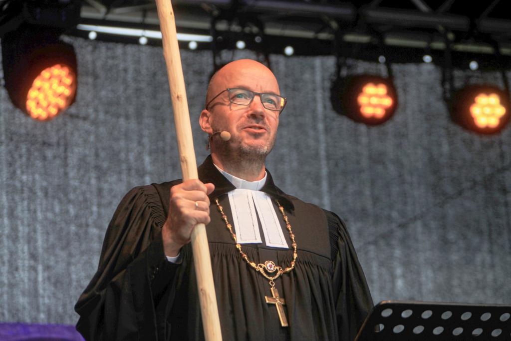 Landesbischof Tobias Bilz predigte beim Gottesdienst auf der Elbwiese. © Daniel Förster