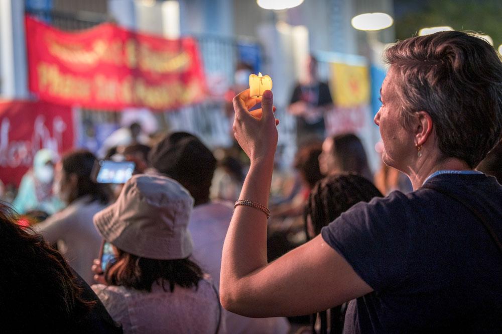 Friedliche Mahnung: Demonstranten mit Kerzen in Sharm El-Sheikh. © LWB/Albin Hillert