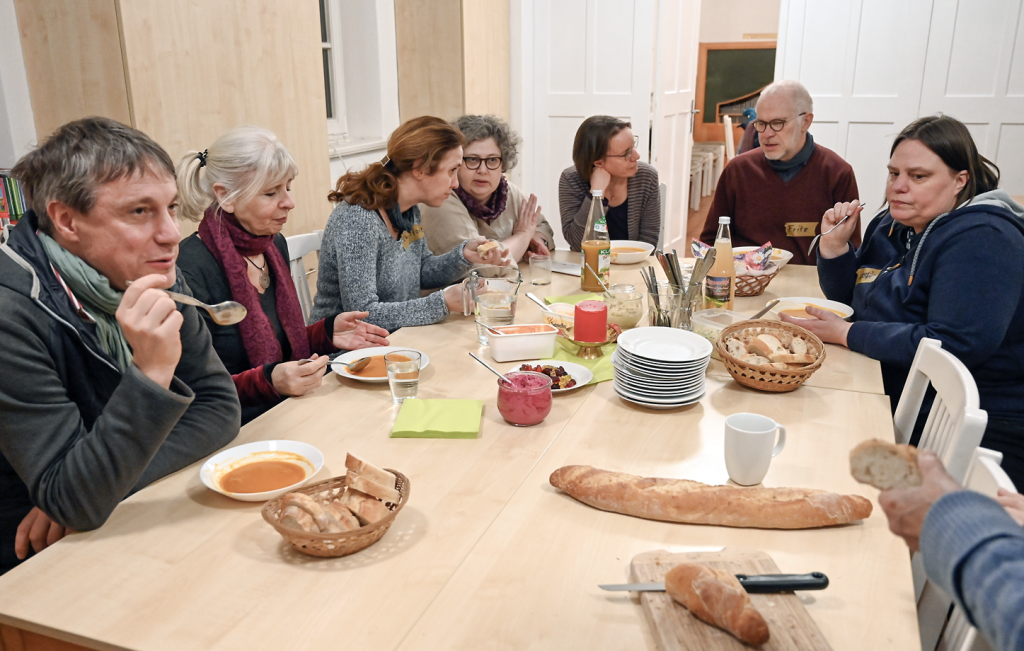 Beim gemeinsamen Abendessen beginnt der Austausch. Viele suchen nach konkreten Veränderungsmöglichkeiten in ihren Gemeinden. © Steffen Giersch