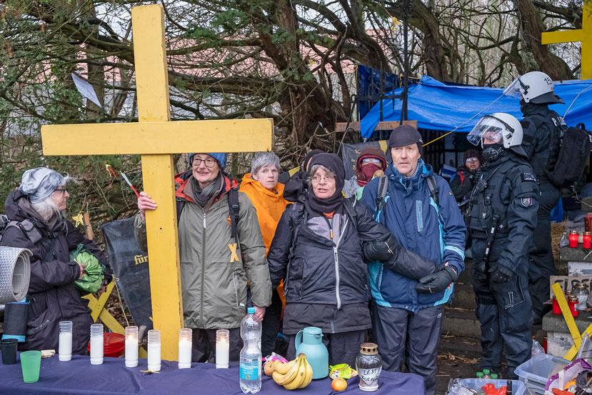 Auch Christen der Initiative »Kirchen im Dorf lassen« protestierten in und um Lützerath. © epd-bild/Guido Schiefer