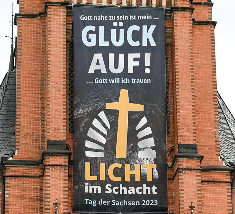 Das Banner mit dem Motto an der St. Nicolaikirche Aue. © Steffen Giersch