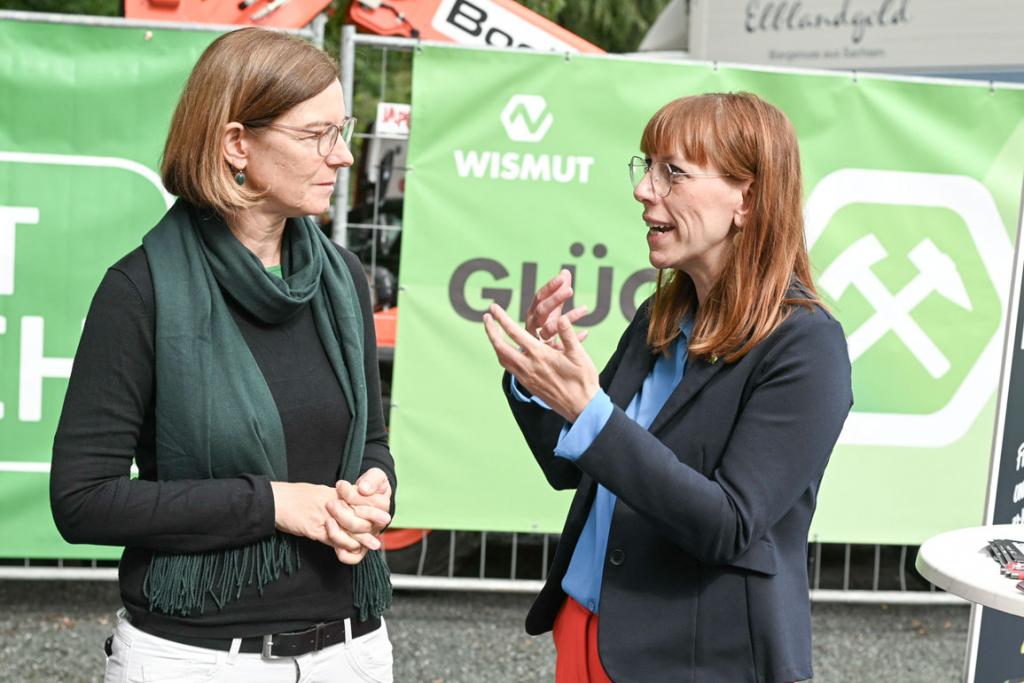 Austausch: Mandy Weigel, Chefin vom Dienst beim SONNTAG, im Gespräch mit Ministerin Katja Meier am Stand des SachsenSofa. © Steffen Giersch