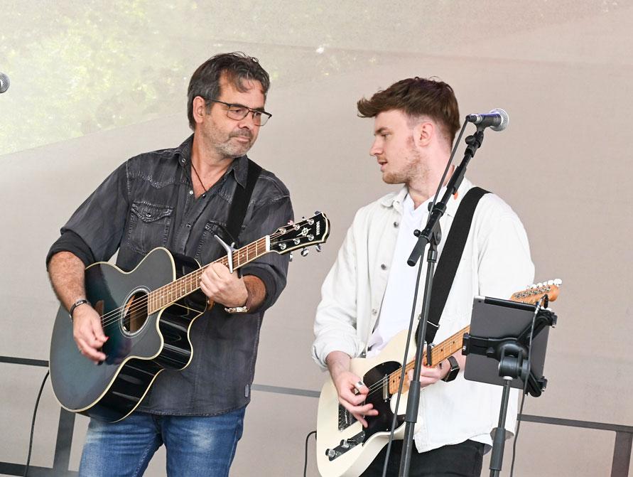 »Rups« Unger mit Sohn Toni auf der Kirchenbühne – es gab viel Beifall. © Steffen Giersch