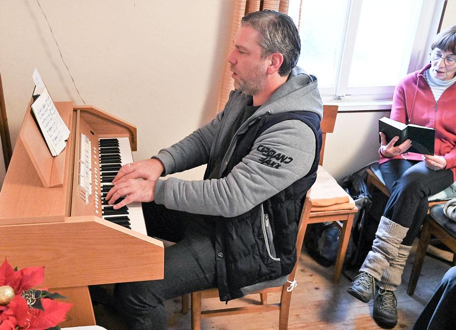 Kantor Thomas Kahle bespielt die kleine elektrische Orgel der Kirche. © Steffen Giersch