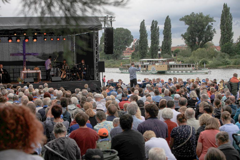Gottesdienst unter freien Himmel: Hunderte Menschen kamen auf der Elbwiese zum Lob Gottes zusammen. © Daniel Förster