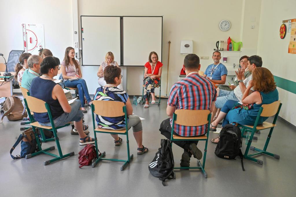 Am Nachmittag diskutierten die Teilnehmer in Workshops, wie hier mit Miriam Küllmer-Vogt (Mitte), in der nahen Evangelischen Grundschule Burkhardtsdorf über die Hauskreisarbeit. © Andreas Seidel