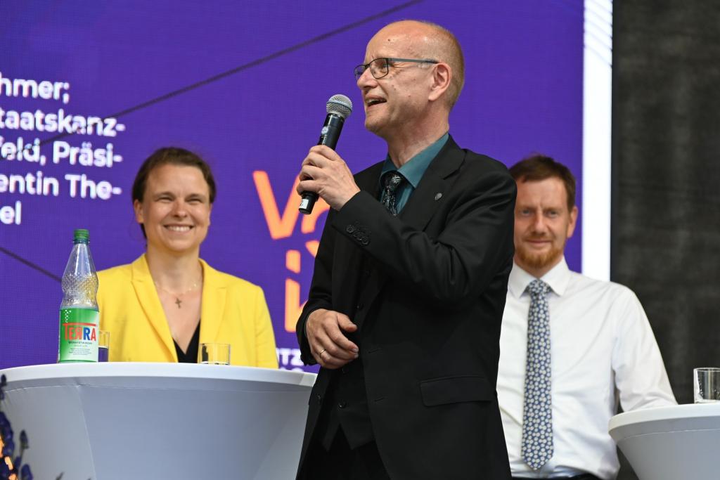 Gute Energie: Thilo Daniel, Bettina Westfeld, Michael Kretschmer beim Podium über die Zukunft der Lausitz. © Steffen Giersch