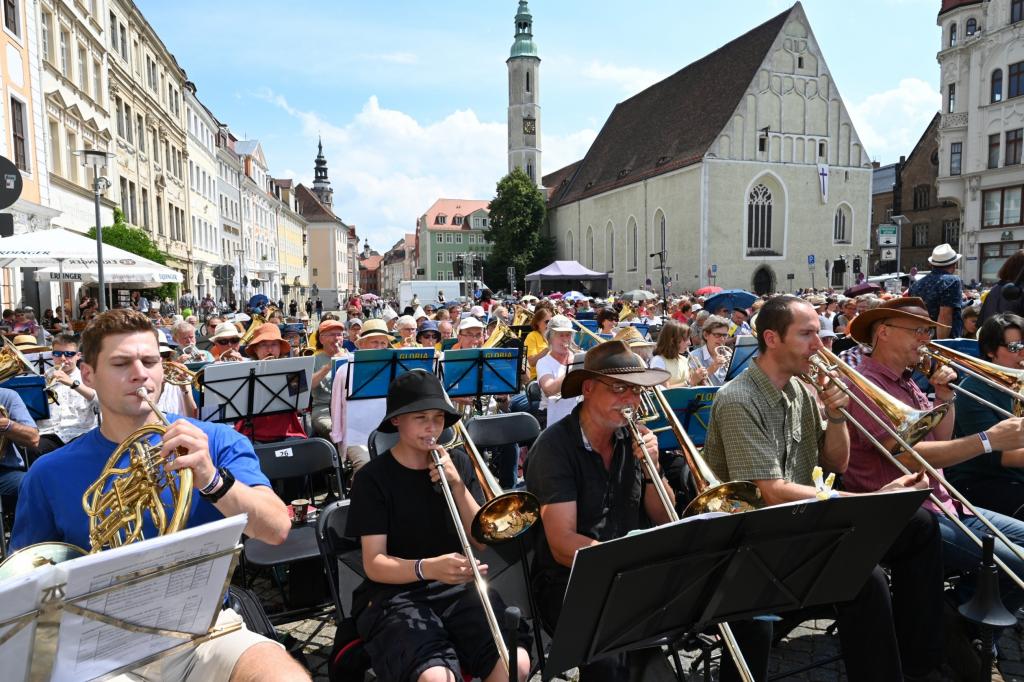 Klangvoll: Hunderte Bläser brachten beim Eröffnungsgottesdienst den Obermarkt zum Beben.