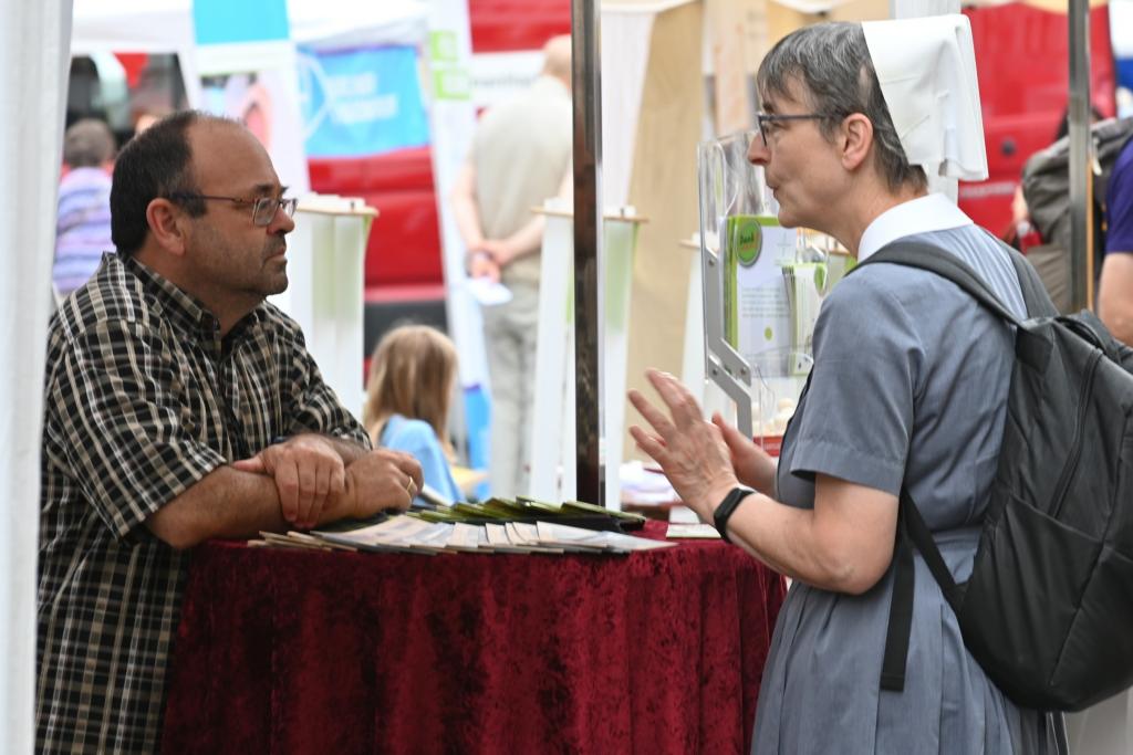 Glauben teilen: Austausch an einem Stand des Marktes der Möglichkeiten auf dem Untermarkt. © Steffen Giersch 