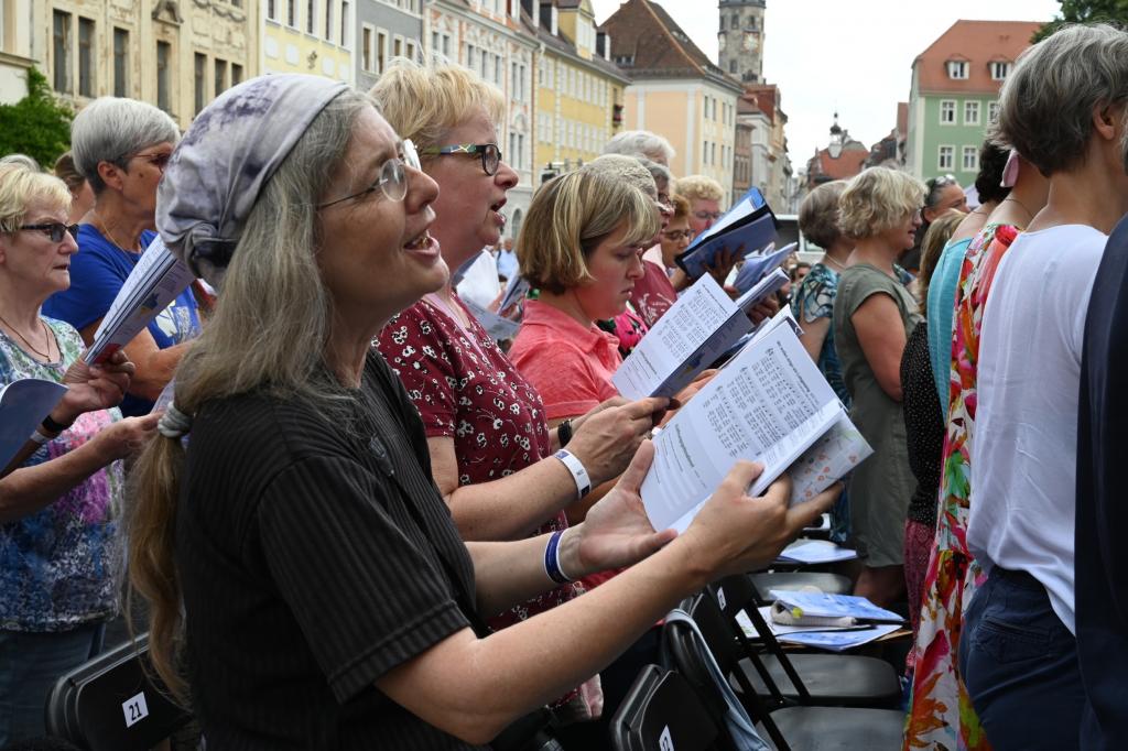 Begeistert: Gesang aus vollen Kehlen und Herzen beim Eröffnungsgottesdienst. © Steffen Giersch