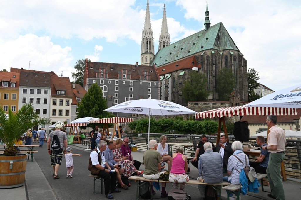 Von Versöhnung erzählen: Begegnung im »Zentrum Frieden« auf der Altstadtbrücke. © Steffen Giersch