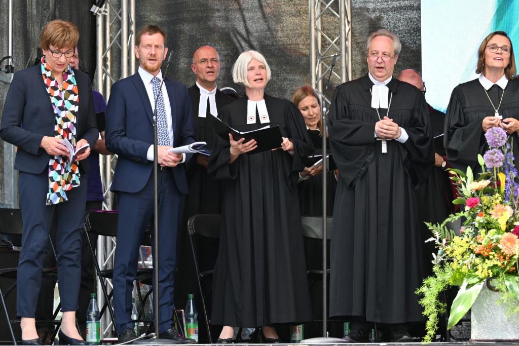 Beten mit Politprominenz: Antje Pech (M.) und Christian Stäblein (2. v. r.) beim Gottesdienst. © Steffen Giersch