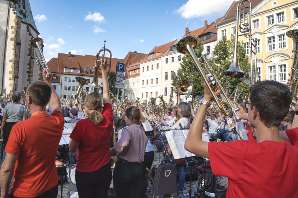 Beim Abschlussgottesdienst auf dem Fleischmarkt Bautzen zeigten die rund 1500 Bläserinnen und Bläser noch einmal stolz ihre Instrumente. © Bernd Heinze