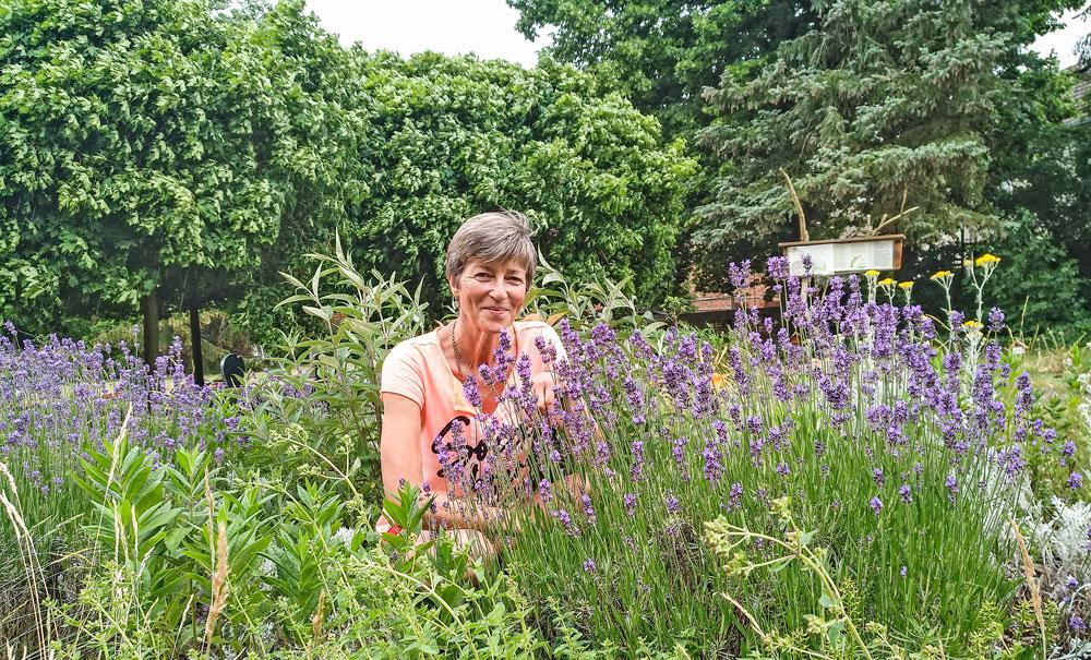 Fast täglich im Bibelgarten: Die Lehrerin Marietta Klüdtke hat zusammen mit zwei Mitstreiterinnen in einem kleinen Dorf etwas Besonderes geschaffen. © Angela Stoye