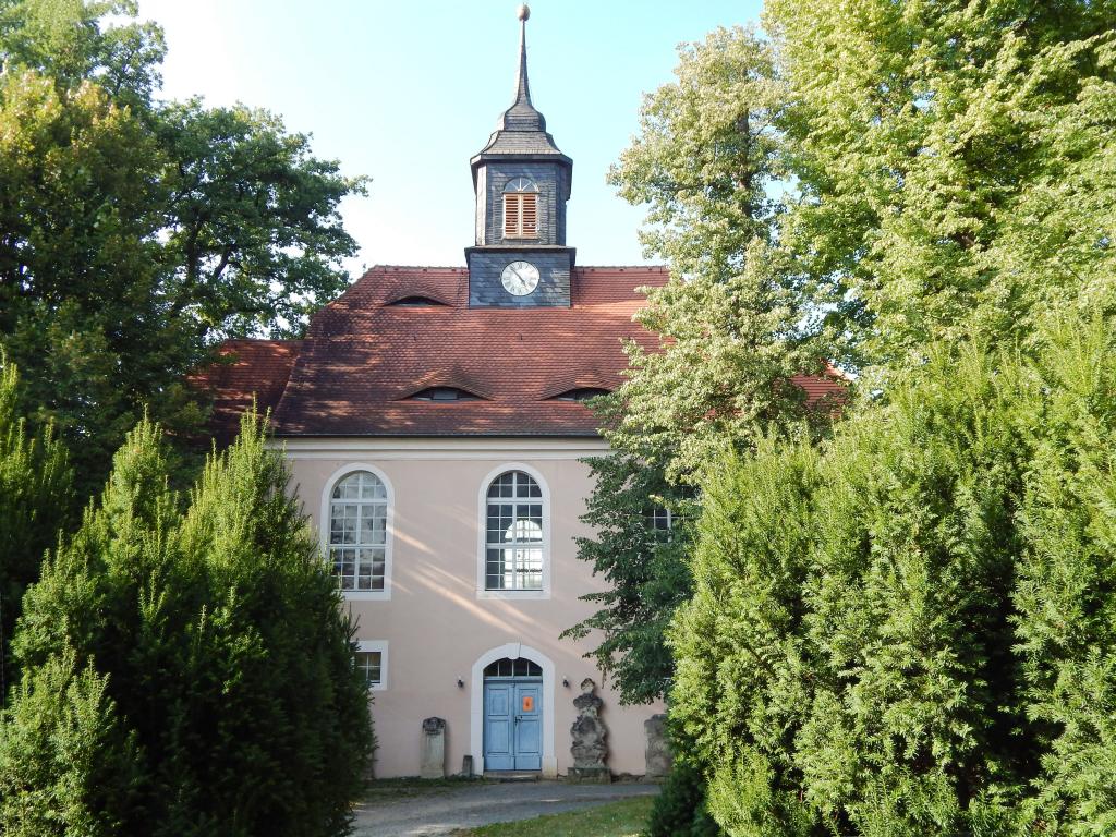 Verwunschen liegt die Kirche Röhrsdorf bei Dohna: Wer die Kirche besichtigen möchte, kann einen Termin mit dem Pfarramt in Lockwitz vereinbaren. © Cornelius Neumann