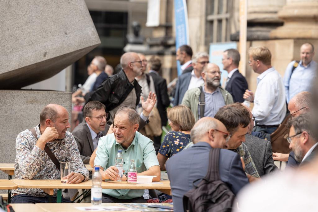 Gespräche in der Mittagspause vor der Kreuzkirche. © Walter A. Müller-Wähner/EVLKS