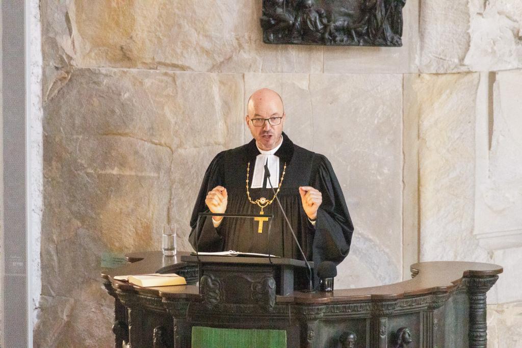 Landesbischof Tobias Bilz bei seiner Predigt auf der Kanzel der Kreuzkirche. © Walter A. Müller-Wähner/EVLKS