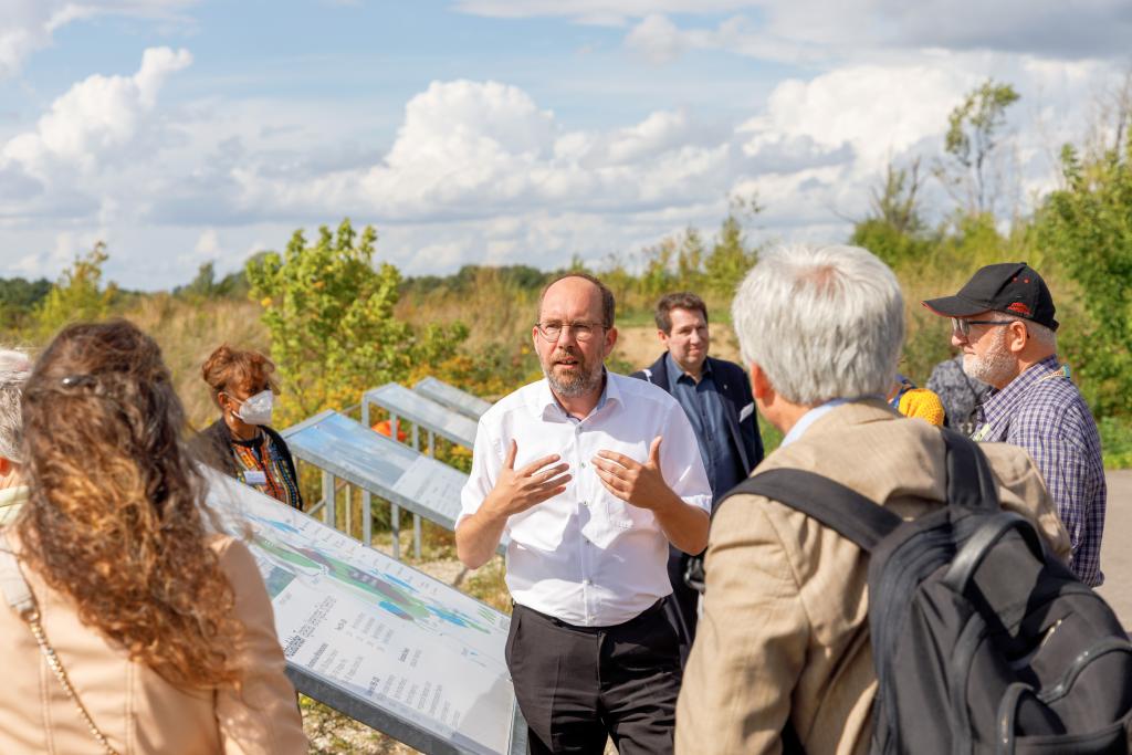 Superintendent Kinder erläutert die Bedeutung des Tagebaus. © Uwe Winkler