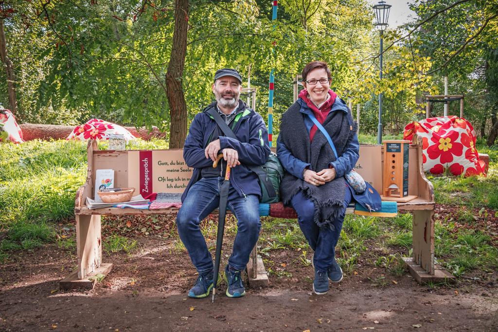 Spaziergangsforscher Reinhard Krehl aus Leipzig war zu Gast im Kirchenwäldchen bei Projektleiterin Nicol Speer. © Uwe Winkler