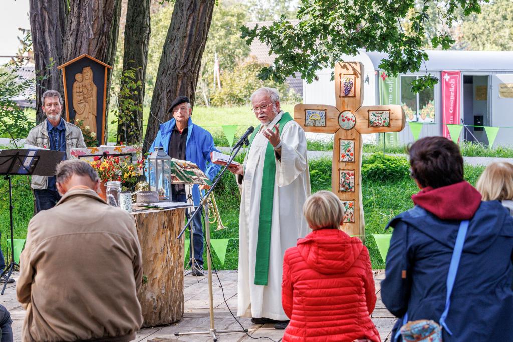 Erntedank-Andacht auf der Landesgartenschau Torgau: Pfarrer i. R. Martin Carlitz aus Röcknitz-Thallwitz hat auf das Gartenschau-Jahr zurückgeblickt und mit den Bläsern aus seiner sächsischen Kirchgemeinde Erntedanklieder gespielt. © Uwe Winkler