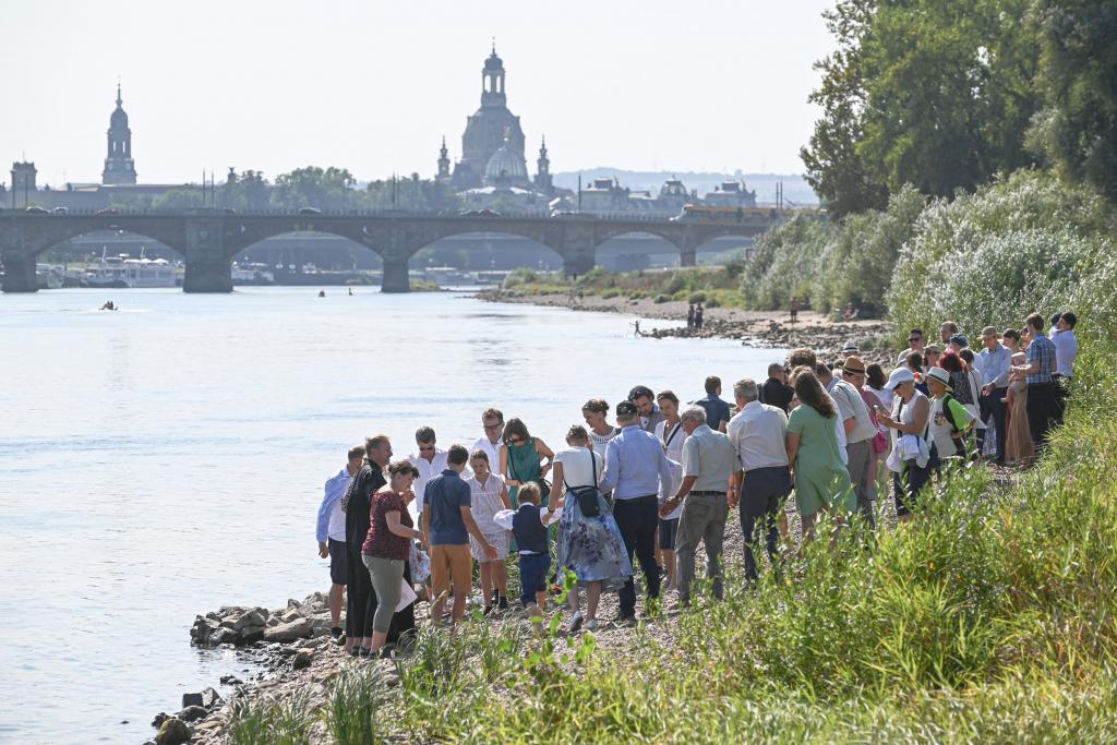 Familienangehörige, Freunde und Paten werden gesegnet. © Steffen Giersch 