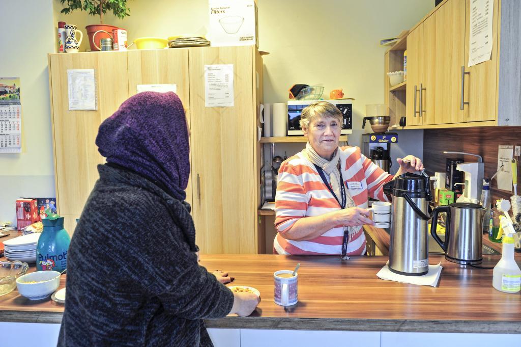 Eine Helferin schenkt in der »Haltestelle« warmen Kaffee aus. © Sven Gleisberg