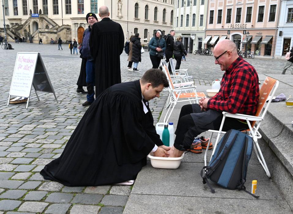 Während der Fußwaschung kamen Pfarrer und Teilnehmer ins Gespräch © Steffen Giersch