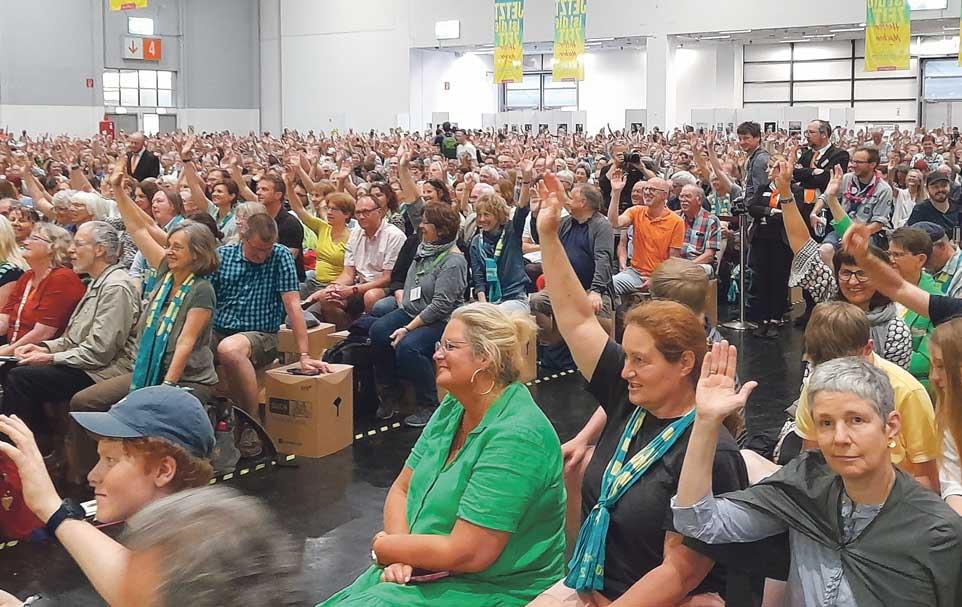 Fast alle Hände gehen nach oben bei der Frage: »Ich fühle mich schuldig an der Klimakrise«. © Stefan Seidel