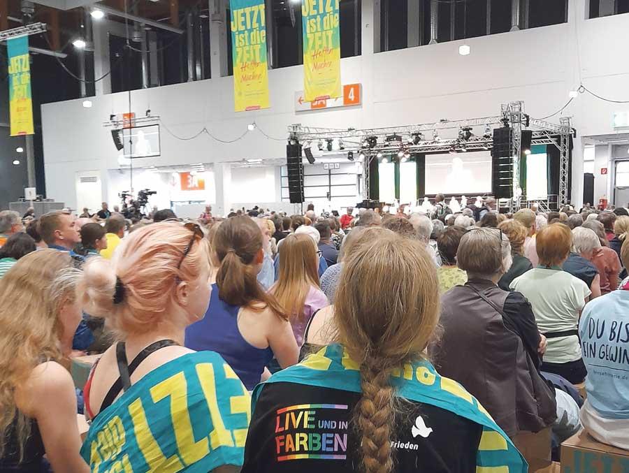 Junge Teilnehmerinnen beim Podium mit Carla Hinrichs und Robert Habeck. © Stefan Seidel