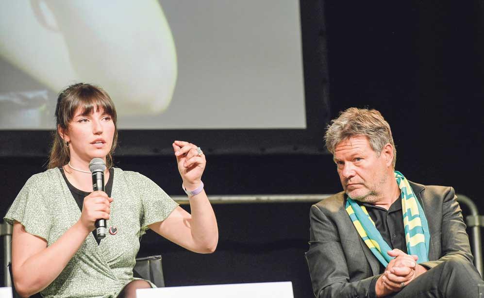 Letzte Generation trifft Bundesminister: Carla Hinrichs (l.), Sprecherin der »Letzten Generation«, und Bundeswirtschaftsminister Robert Habeck bei einer Podiumsdiskussion zur Bewältigung der Klimakrise am Freitagvormittag auf dem Evangelischen Kirchentag in Nürnberg. © Aslanidis/DEKT