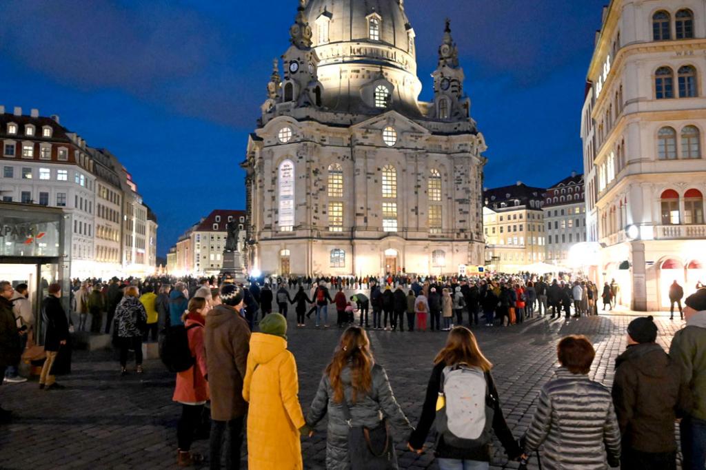 Menschenkette vor der Frauenkirche am 13. Februar 2024. © Steffen Giersch