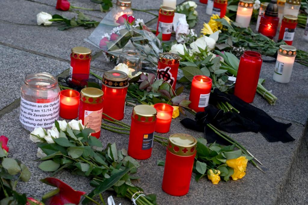 Die menschen stellten Kerzen auf und legten Blumen nieder zum Gedenken. © Steffen Giersch