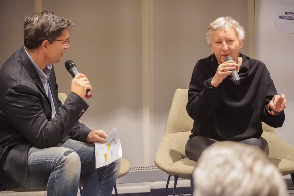 Aufarbeitung: Künstlerin Gabriele Stötzer (r.) erzählt Holger Bartsch, was sie im Gefängnis Hoheneck erlebte. © Daniel Dost