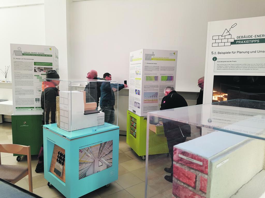 Eine Ausstellung der Sächsischen Energieagentur SAENA zur Energiewende war zum Praxistag im Bildungsgut zu sehen. © Uwe Naumann
