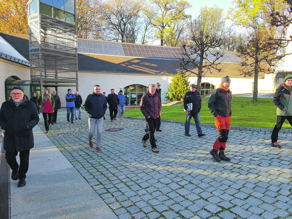 Verschiedene Energieträger: Beim Rundgang über den Hof des Bildungsgutes in Schmochtitz konnten sich die Teilnehmer beim Praxistag über den Einsatz von Solarenergie, Erdwärme und Holzpellets informieren. © Uwe Naumann