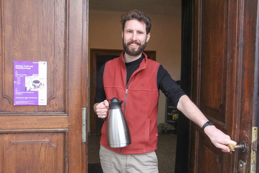 Pfarrer Marc Schneider bietet mit einem Diakonie-Berater zweimal monatlich warme Getränke, Gespräche und Beratung in Bischofswerda an. © Carmen Schumann