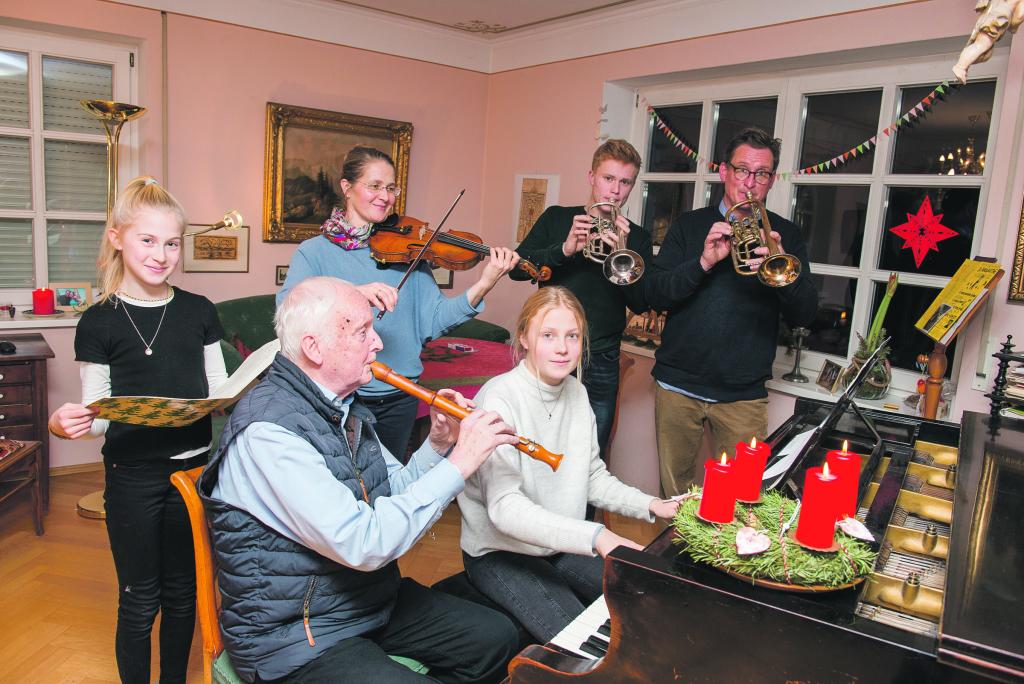 Familie Zehme bei der privaten Weihnachtsmusik in ihrem Haus in Oschatz. V.l.n.r.: Enkelin Marie-Luise, Berthold, Schwie- gertochter Sandra, Enkelin Anna-Helena, Enkel Felix-Florian, Sohn Joachim Zehme. © Thomas Barth