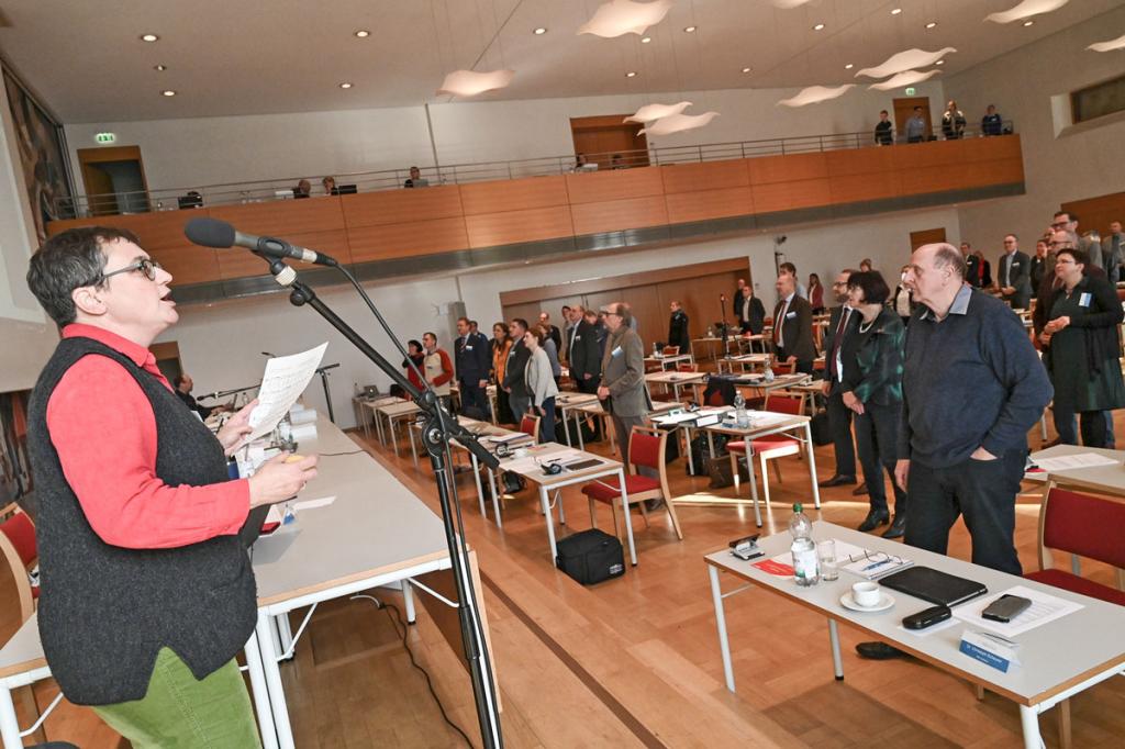 Locker machen für Gesang und Tanz: Pfarrerin Ulrike Franke (l.) animierte die Synodalen bei der Herbsttagung im Haus der Kirche in Dresden immer wieder mit Liedern zum Mitsingen und Bewegen. © Steffen Giersch