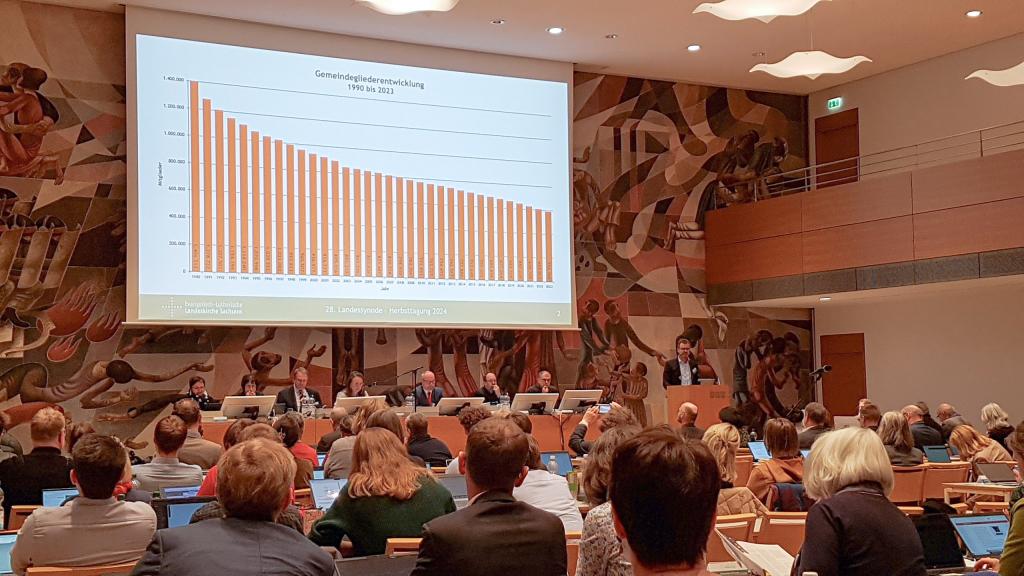 Gewohntes Bild, aber neue Botschaft: Bei der Diskussion um den Haushaltplan der Landeskirche für 2025 sahen die Synodalen in Dresden wie immer auch die Grafik der sinkenden Gemeindegliederzahlen. Dem stehen nun auch noch sinkende Einnahmen gegenüber. © Uwe Naumann