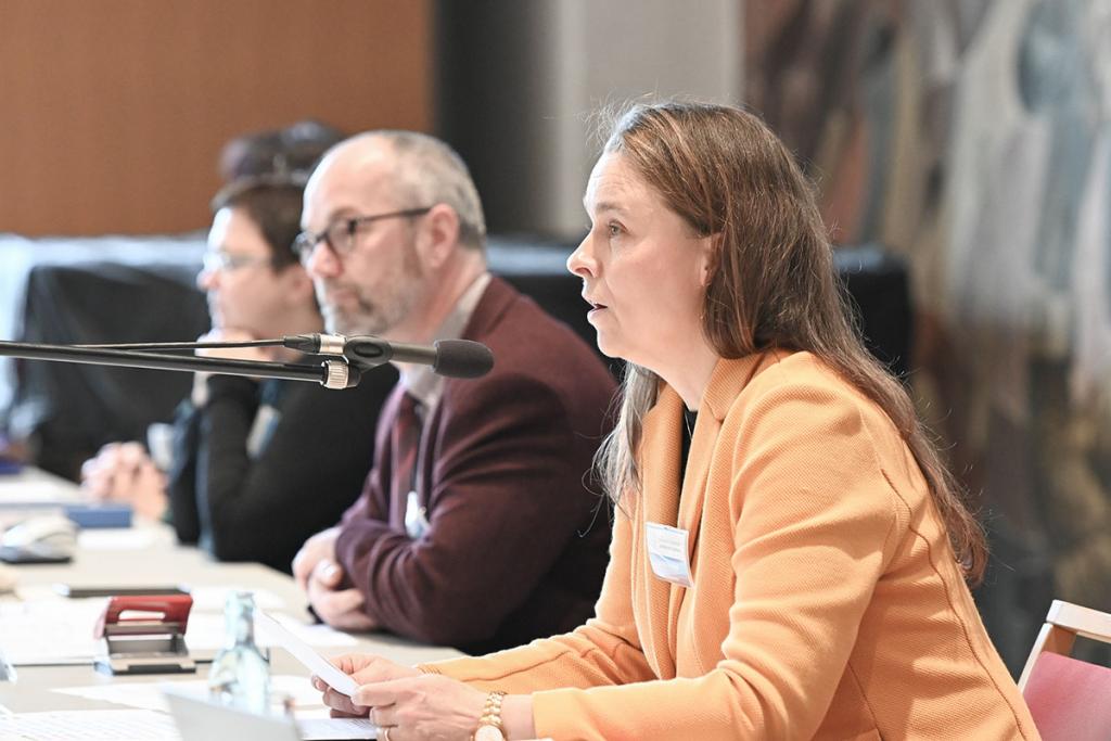 Synodalpräsidentin Bettina Westfeld leitete am Sonnabend die Sitzung der Landessynode, am Sonntag ihr Stellvertreter Christoph Apitz (links daneben). © Steffen Giersch