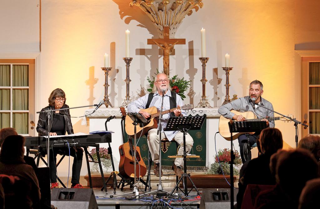 Lieder vom Leben und Glauben: Die Liedermacher Wolfgang Tost (M.), Stefanie Schwab (l.), Dieter Henkel (r.) beim christlichen Liedermacherfestival in der Lutherkirche Lichtenstein. © M. Pfeifer