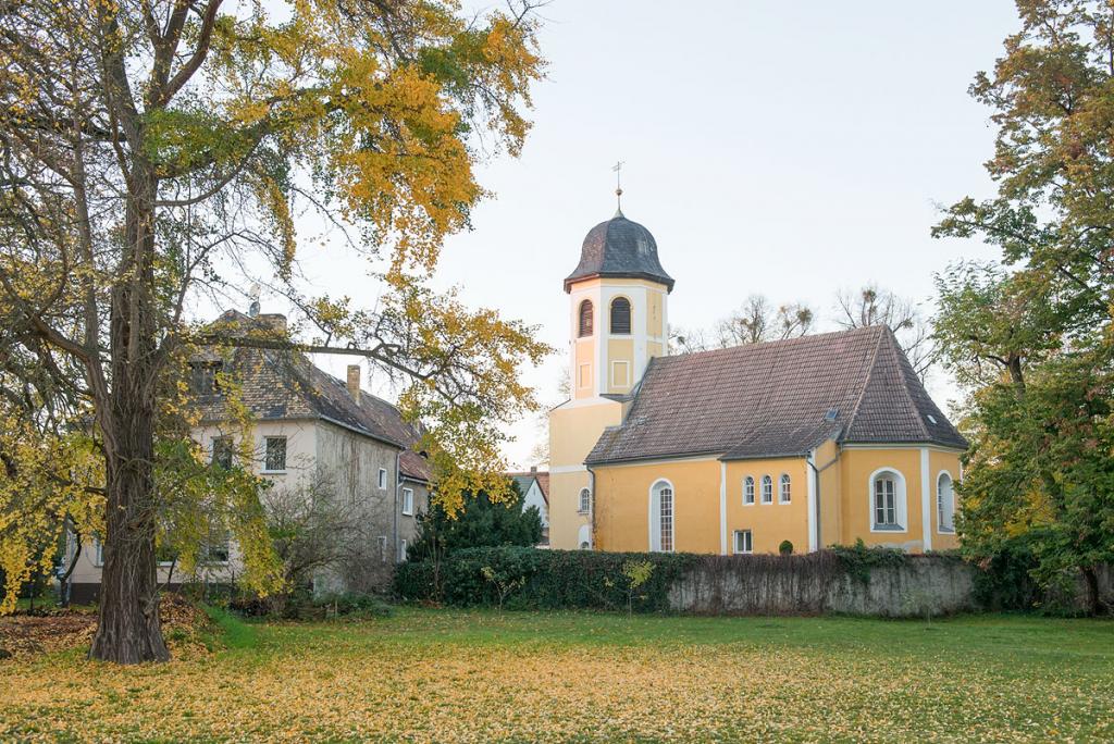 Besondere Kirche mit achteckigem Turm: Die Dorfkirche Zschorna, an der der Zahn der Zeit nagt. Doch Hilfe naht. © Thomas Barth