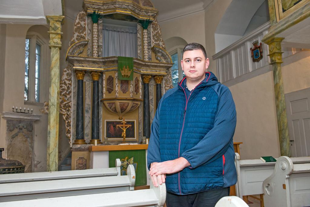 Pascal Liebert in der Dorfkirche Zschorna, die für ihn Heimat und ein Stück Familiengeschichte ist. © Thomas Barth